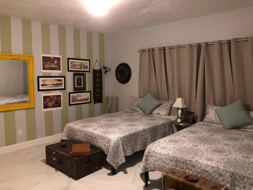 East Little Havana House | Spacious and Comfy Suite near MIA 2 Queen Beds