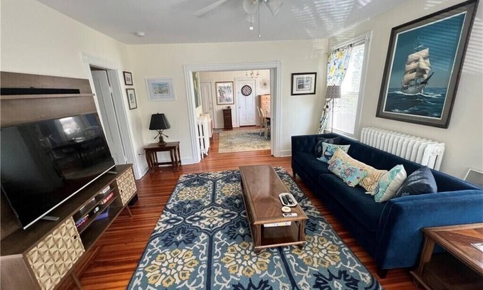 Off Broadway House | Spacious and comfy, walk to Broadway or downtown, 2 min to beach, parking
