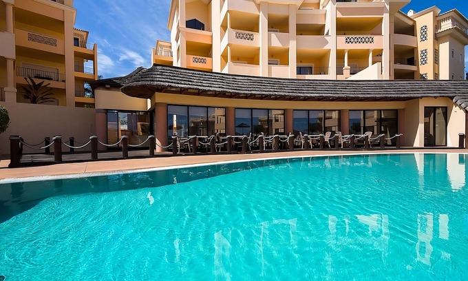 Praia da Luz House | Spacious and Fully-furnished 3BR Apartment! Free Parking and 3 Swimming Pools!