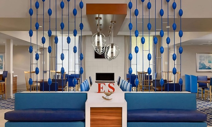 Flagstaff Hotel | Spacious and Modern Suites Near Bushmaster Park, Pets are Allowed, Pool!