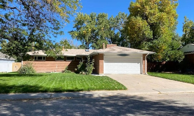 Littleton House | Spacious and Quiet Home in Centennial - 2 minutes from shopping and restaurants!