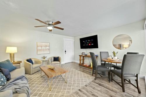 Arlington Apartment | Spacious and Stylish Apartment right by AT&T Stadium!