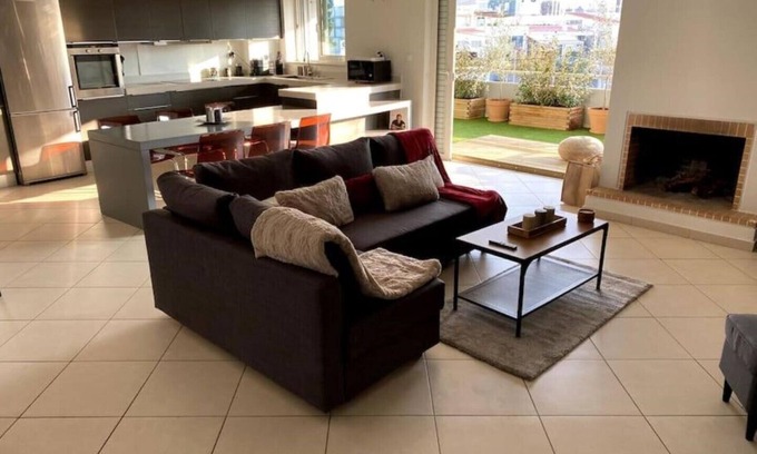 Khalandrion Apartment | Spacious and Sunkissed 3BR & 2 Bathrooms Apartment