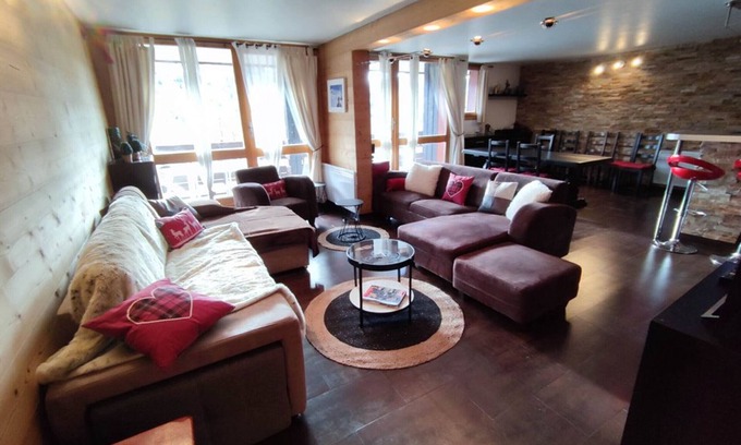 Isola Apartment | Spacious Apartment for 9 with South-Facing Balcony, 150m from Ski Slopes, Near Station Center