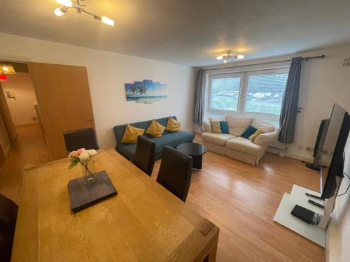 Uxbridge North Apartment | Spacious Apartment near Heathrow with Allocated Parking