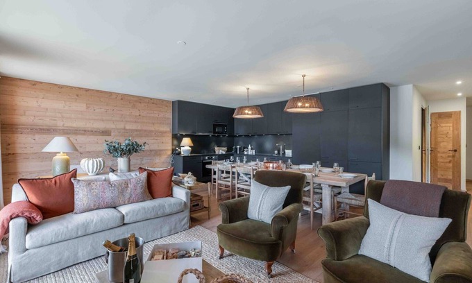 Meribel-Mottaret Apartment | Spacious apartment, ski-in/ski-out, parking included