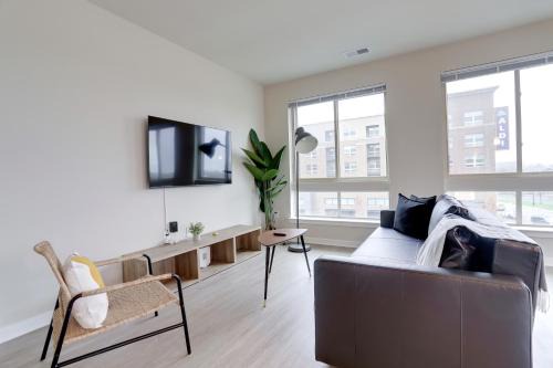 Jefferson Manor Apartment | Spacious Apartment w Natural Lights to Enjoy the Landscape