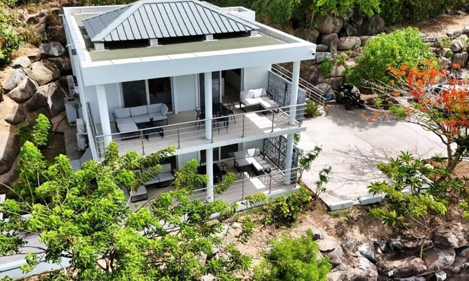Anse Marcel Apartment | spacious appartment facing the sea with private garden jaccuzi and plancha grill