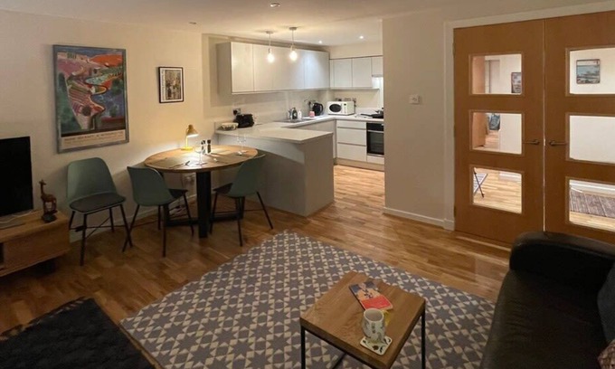 Kelvinbridge Condo | Spacious Art Flat in Glasgow's West End