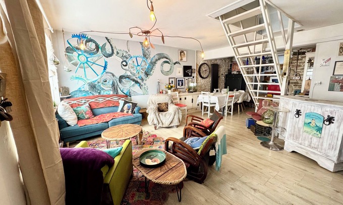 Concarneau House | Spacious atypical artist's house in downtown Concarneau "ATELIHOME