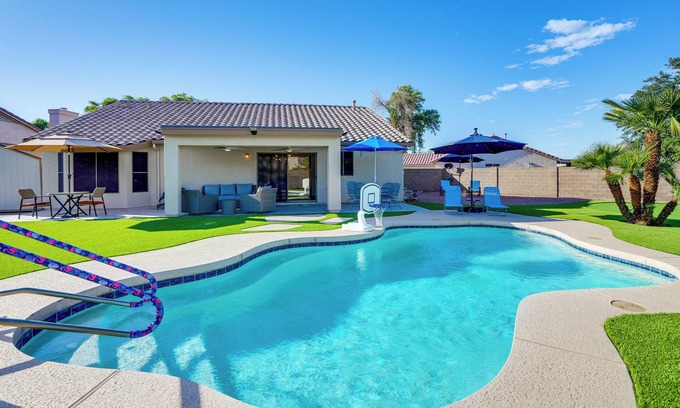 Springer Ranch House | Spacious Backyard w/Putting Green! Peoria Retreat