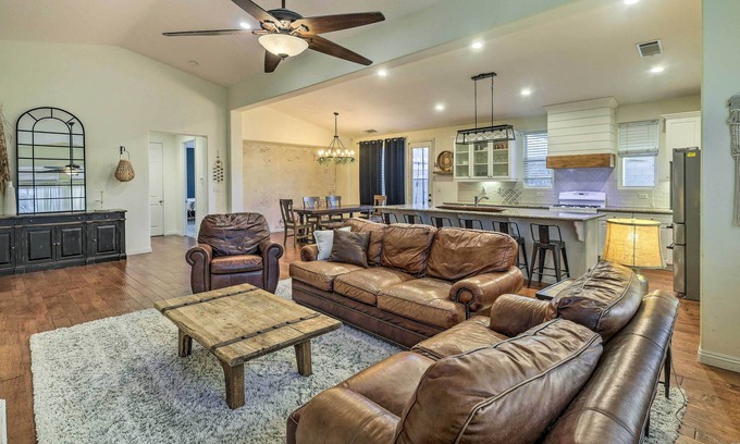 Greenacres House | Spacious Bakersfield Home w/ Outdoor Pool!