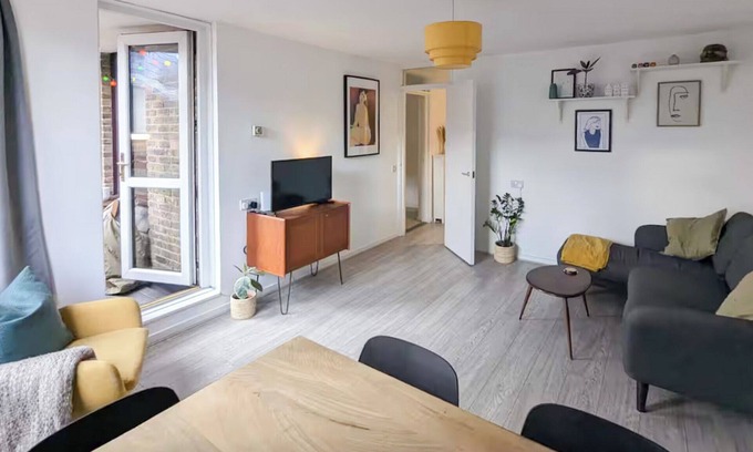 Peckham Apartment | Spacious - Balcony - TV - Wifi