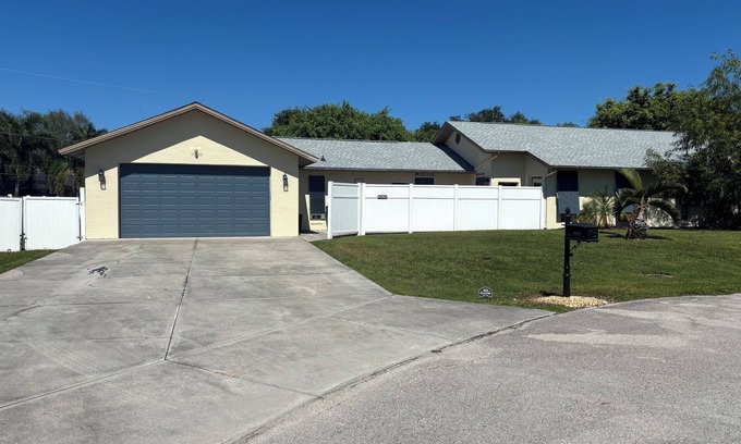 Bonita Shores House | Spacious Beautiful Private House 2.9 Mi To The Beach Publix & 20 Restaurants