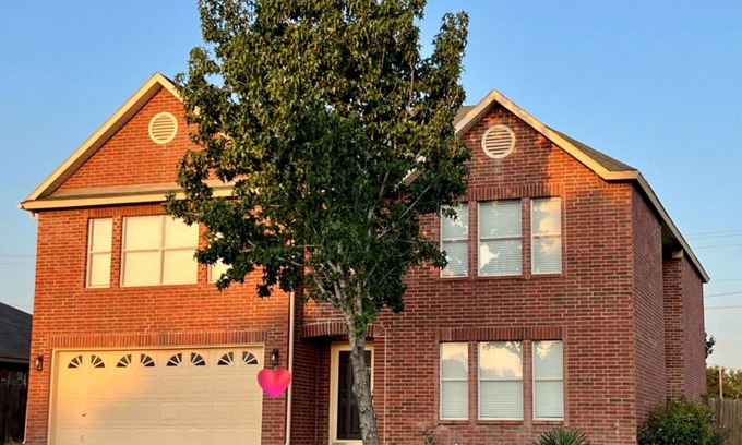 South Arlington House | Spacious Beautiful Corner Lot Home