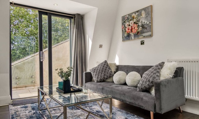 Southfields Apartment | Spacious Beauty with Private Balcony Park View