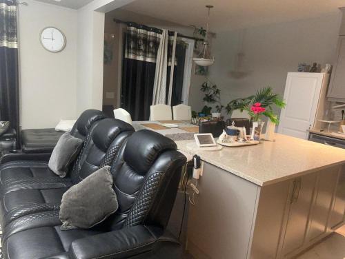 Airdrie House | Spacious Bedroom-Near Airport YYC