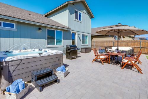 Bellemont House | Spacious Bellemont Cabin with Jacuzzi and Mtn View!