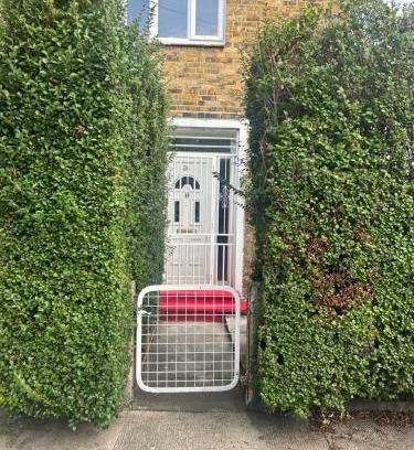 Lansbury House | Spacious bright double room