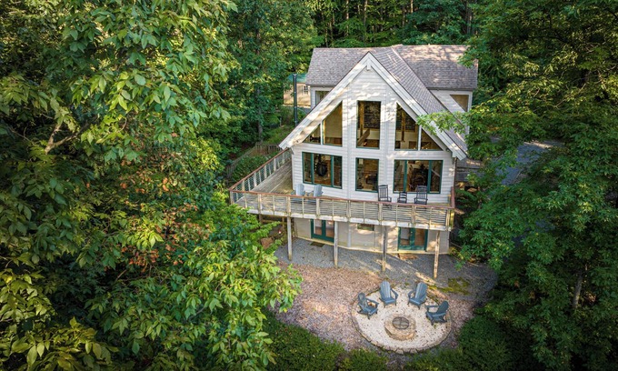 Lovingston Cabin | Spacious Cabin in the Woods near Breweries and Wineries