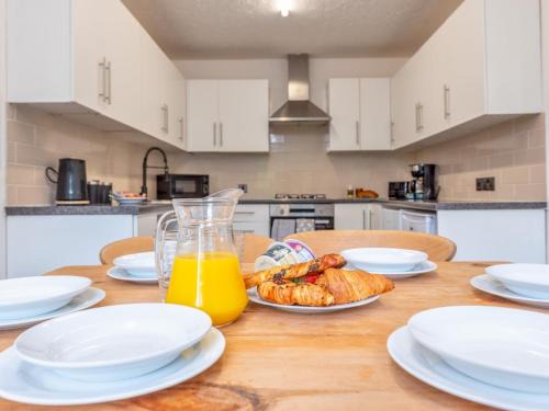 Donnington House | Spacious City House in Telford Pass the Keys