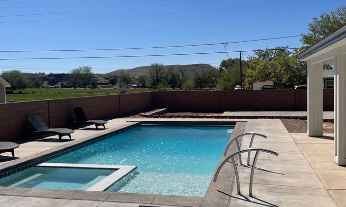 La Verkin House | Spacious, Clean & FUN Retreat Near Zion NP! - Private Pool & Pickleball Court!