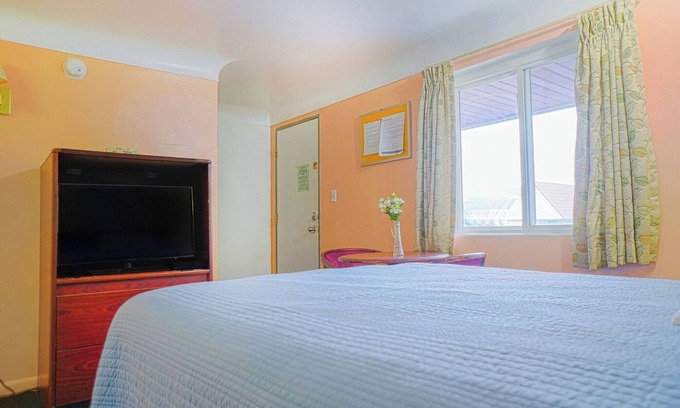 Bay City Hotel | Spacious Comfort Near Downtown Bay City – Ideal for Sightseeing & Relaxation