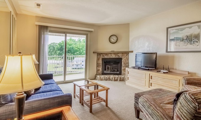 Osage Beach Resort | Spacious Condo 207 w/ Full-Sized Kitchen, Grill, & Deck Overlooking the Lake