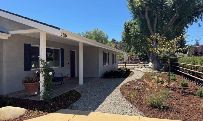 Solvang House | Spacious contemporary house in the heart of Los Olivos