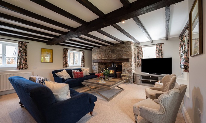 West Down House | Spacious converted barn with large garden and hot tub - 10mn from surfing beach!