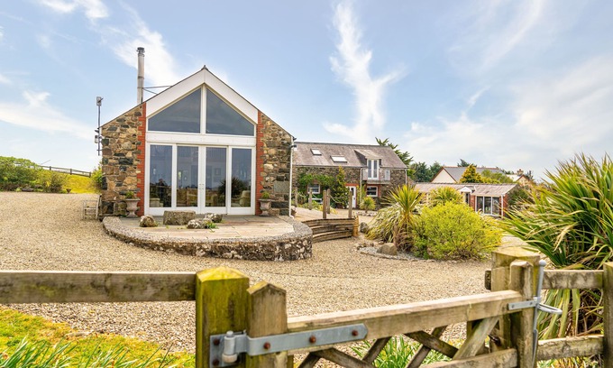 Fishguard House | Spacious converted rural barn. Sea views, large grounds, family & pet friendly.