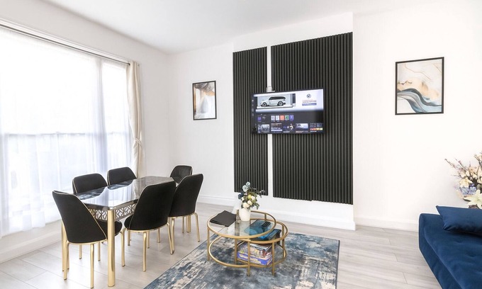 Shepherd's Bush Apartment | Spacious & Cosy Apartment in Shepherd’s Bush | Sleeps 7