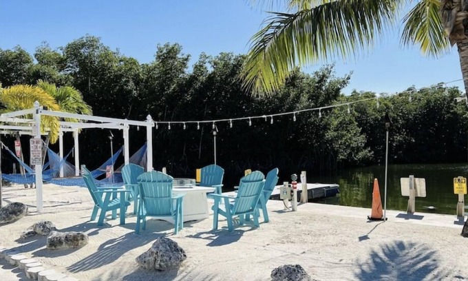 Key Largo RV Rental | Spacious cottage - the Calusa campground-keylargo-pool