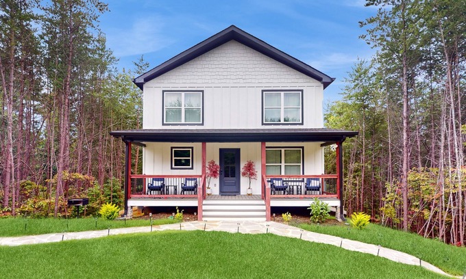 Helen House | Spacious cottage with private hot tub, wifi + mountain views