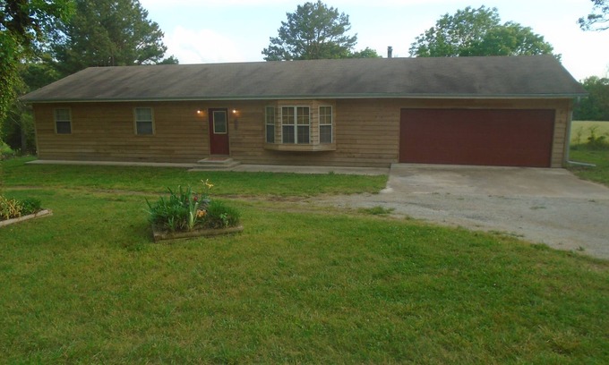 Berryville House | Spacious Country Home 1 hour from Eureka & Branson