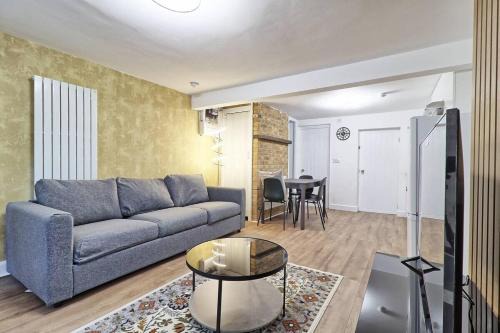 Chelmsford House | Spacious & Cozy Home - Ideal for Families & Groups