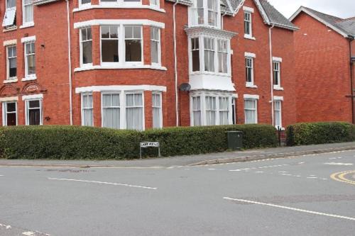 Llandrindod Wells Apartment | Spacious & Cozy Mid Wales Town Centre Apartment, With Bike Storage