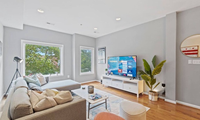 Shaw House | Spacious DC Retreat | Conv Ctr 4BR/5BA by DCottage