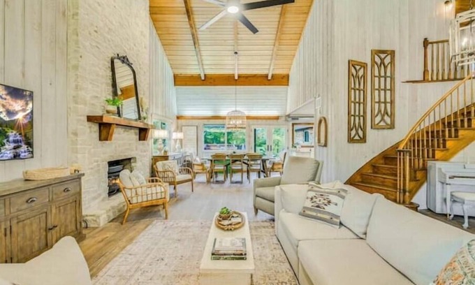 Driftwood House | Spacious Designer HGTV Farmhouse Vintage Chic