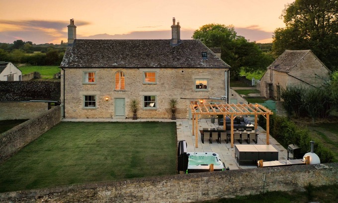 Lechlade Cottage | Spacious dog friendly Cotswold holiday retreat with a hot tub - Green Farm Haven