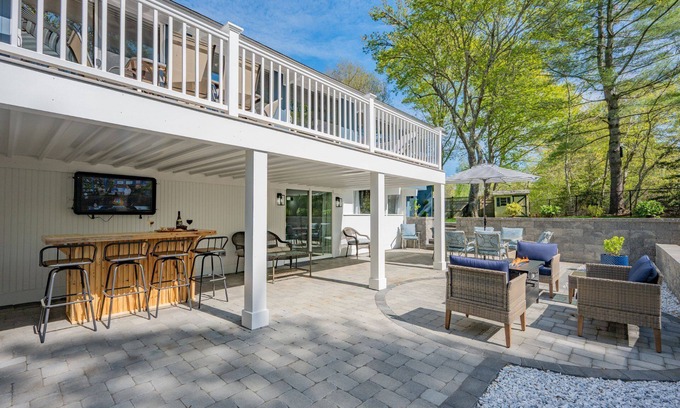 Sandwich House | Spacious dog-friendly property featuring a stunning backyard oasis with fire pits and outdoor bar