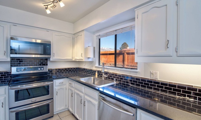 Albuquerque House | Spacious End-Unit Townhouse in Golf Course Community, mountain views!