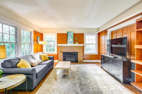 Amazon House | Spacious Eugene Home with Patio - Walk to UO Campus!