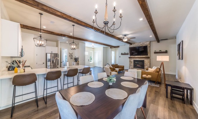 Williams House | Spacious family friendly home, close to Grand Canyon, GC railroad and Rt66