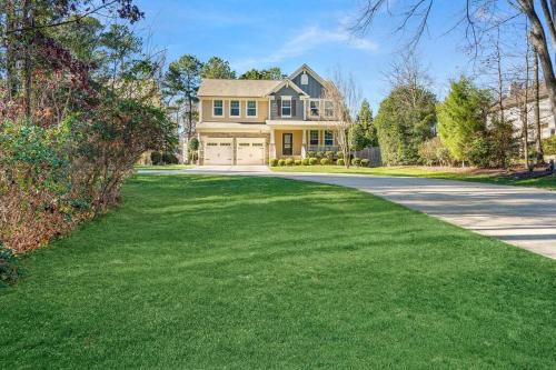 North Raleigh House | Spacious Family Getaway ~ Fire Pit~ Private Office