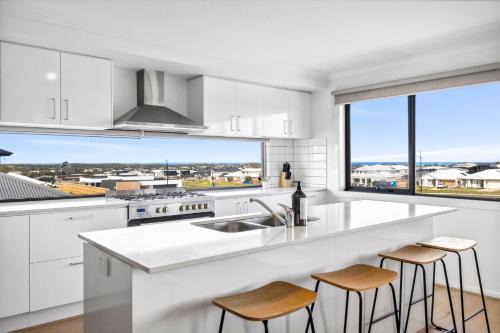Torquay House | Spacious family home with pool and ocean views
