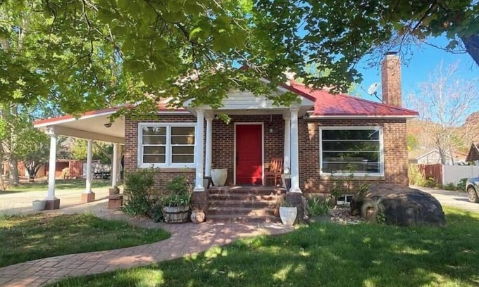 Kanab House | Spacious Family Reunion Home/sauna/gym/firepit/walk to: hikes/museums/shops/food
