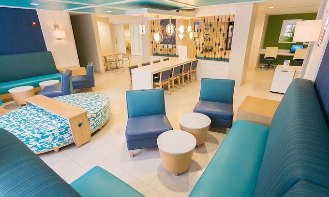 Florida Central Atlantic Coast Hotel | Spacious Family Suite W/Swimming Pool, Shuttle Service to Orlando Theme Parks!