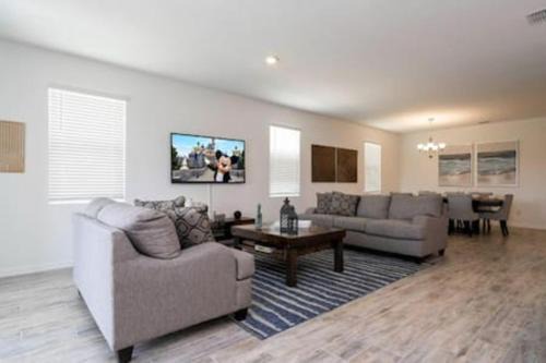 West Haven House | Spacious Family Villa – 15 Min to Disney