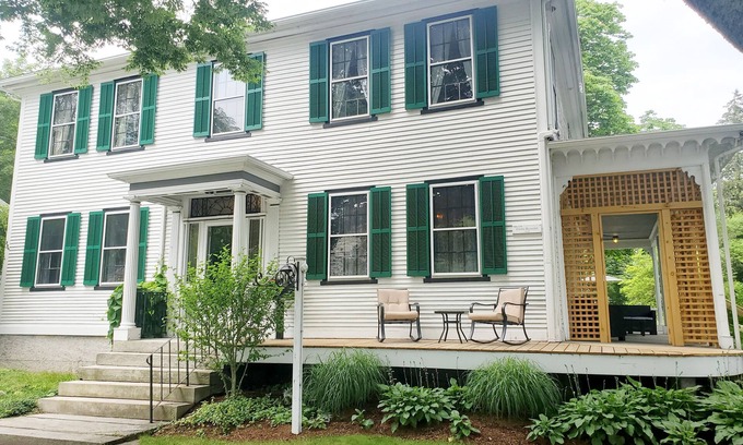 Kingston Other | Spacious Farmhouse near beaches, bike path and URI